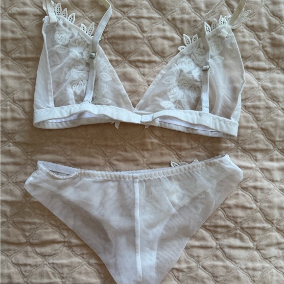 Elegant White Lace Bralette and Panty Set - Picture 2 of 2